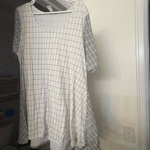 LuLaRoe Women's Top in White and Gray Checkered Pattern